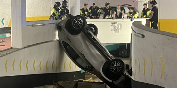 马德里停车场车辆失控从高层跌落 两人受伤