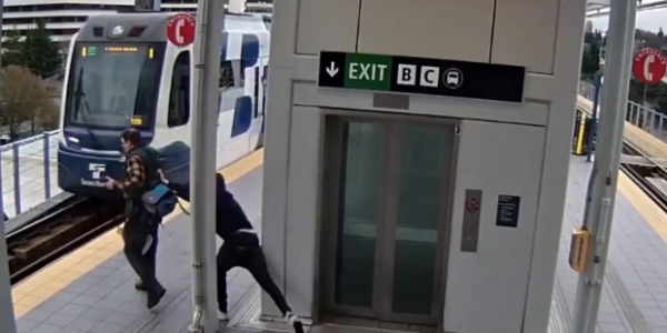 西雅图地铁站惊险一幕 男子试图推人下轨未遂