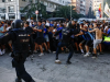 马德里伯纳乌球场外爆发冲突 警方对极端球迷采取武力驱散