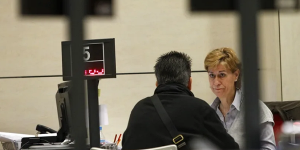 缩短工时引发争议  西班牙公务员迎来35小时工作制