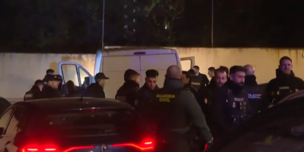 马德里惊险追车70公里 两男子抛建材袭警终被捕