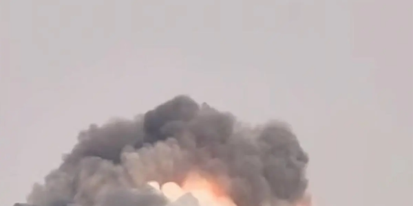 印度光辉战机坠毁画面 目击者：坠毁后腾起蘑菇云