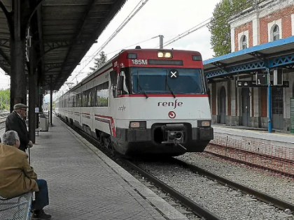 西班牙铁路快车与卡车轻微相撞 无人员伤亡