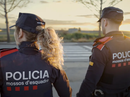 丈夫下车关门酿事故 西班牙电动车失控致妻子身亡