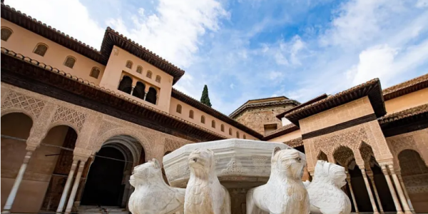 格拉纳达突发袭击案 女子持刀刺伤韩国游客被捕