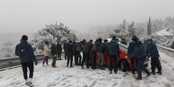 突发降雪致A-6高速瘫痪，数百车辆清晨被困数小时