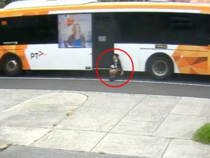 车门夹人酿险情：12岁男孩被公交拖行 司机未察觉已被解雇