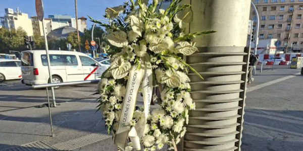 马德里火车站出现悼念祭坛，民众为托莱多铁路事故遇难者祈祷