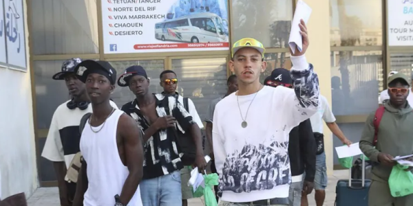 西班牙休达再现偷渡事件 多名年轻移民成功入境