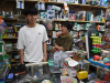 华人店员讲述被打劫：“他把刀架在我脖子，我直接给他一拳”