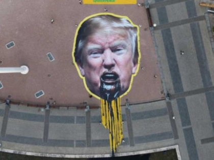 绿色和平马德里抗议：特朗普“吐石油”引发关注