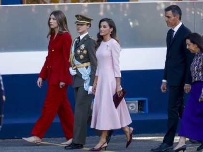 国王主持西班牙国庆阅兵，Sánchez现场遭嘘声、空中表演成最大亮点