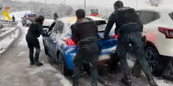 马德里暴雪引发交通瘫痪，高速公路多路段封闭