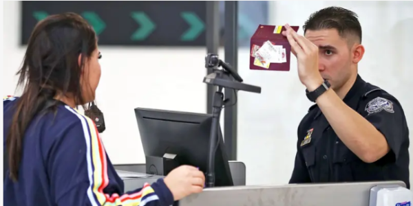 美国或要求外国游客入境前提供五年社交媒体纪录