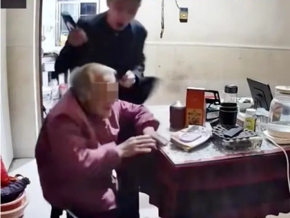 男子殴打92岁母亲, 老母亲曾拿500元想保儿子回家