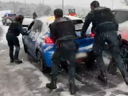 马德里暴雪引发交通瘫痪，高速公路多路段封闭