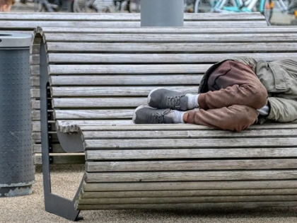 马德里街头露宿人数下降 但年轻无家可归者正在增加