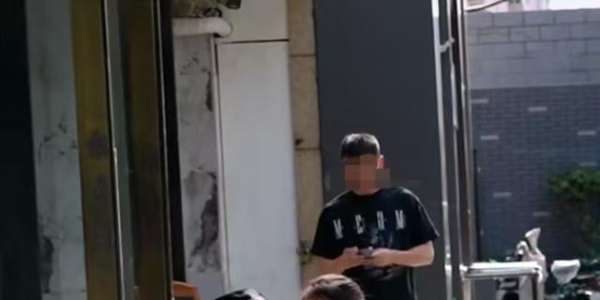 市民给救人牺牲英雄栾留伟店里送钱 其妻拒收捐款