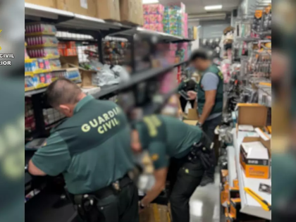 警方在华人百元店查获300万欧元假玩具  地下室成秘密工厂