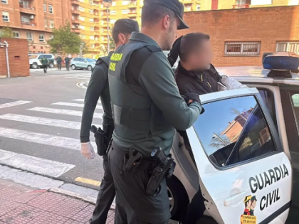 西班牙女子为逃家暴跳窗求生，43岁男子被警方逮捕