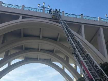 惊险一刻！马德里17岁少年欲跳桥轻生被警方紧急救下