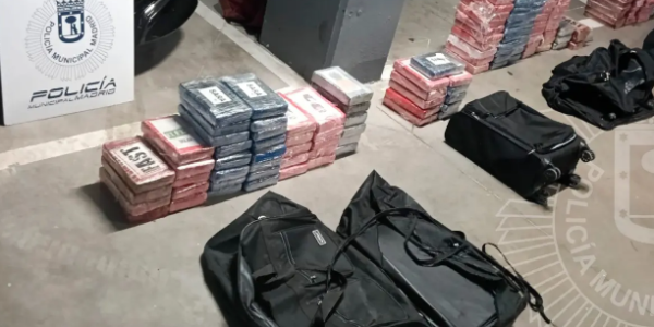 马德里停车场发现111公斤可卡因，警方追查可疑白色轿车