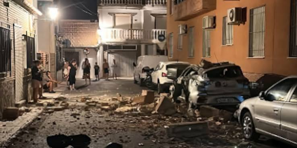西班牙南部5级地震 有建筑物体跌落 人们半夜走出户外避险