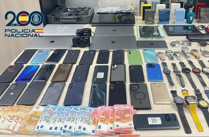 西班牙马德里市中心三名男子被捕 车内藏满赃物