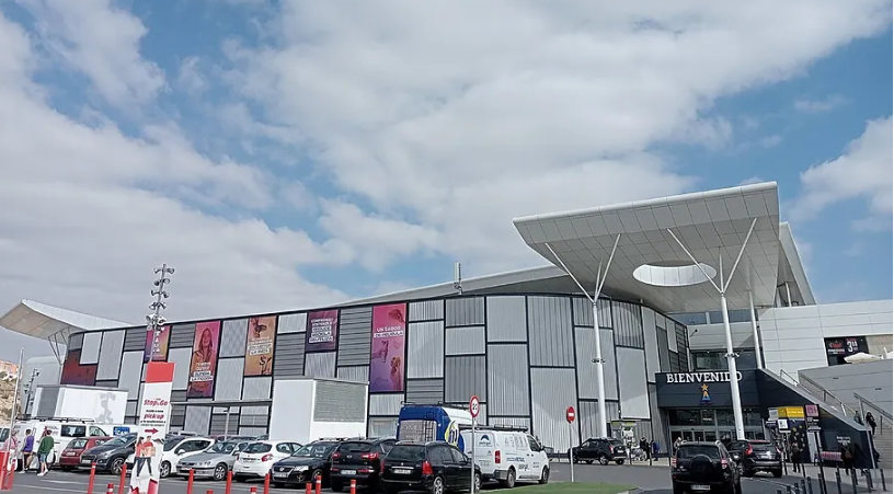 两岁幼童被独留车内40分钟 西班牙母亲获刑9个月