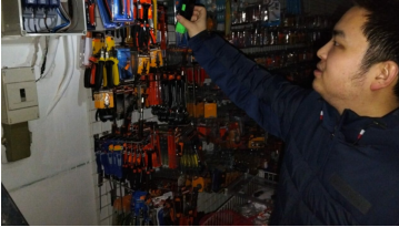 火灾殃及华人商店  持续十天无电 靠电筒照明营业