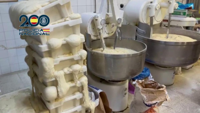 无证移民花1.5万欧元办居留  被迫40度高温下光身子工作