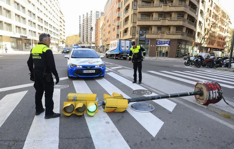 西班牙复活节遭极端天气袭击：强风达168公里/小时，多地交通受阻