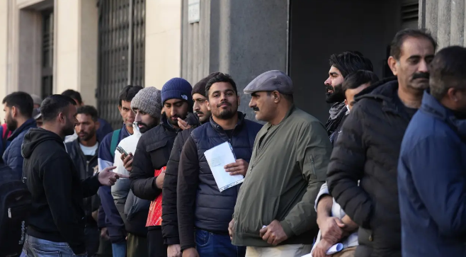 西班牙超50万移民合法化引分歧 政治争议再升级