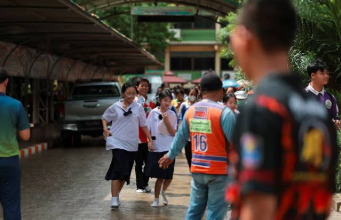 泰国14岁学生枪击祖父母后闯入学校开火 8人死亡约30人受伤