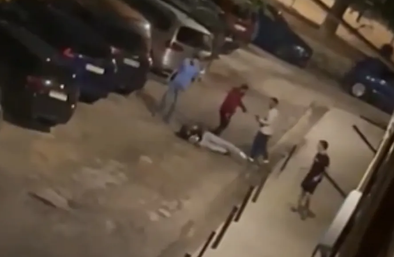 加泰罗尼亚警员追踪可疑车辆遭伏击，一人身中4枪后仍被继续殴打